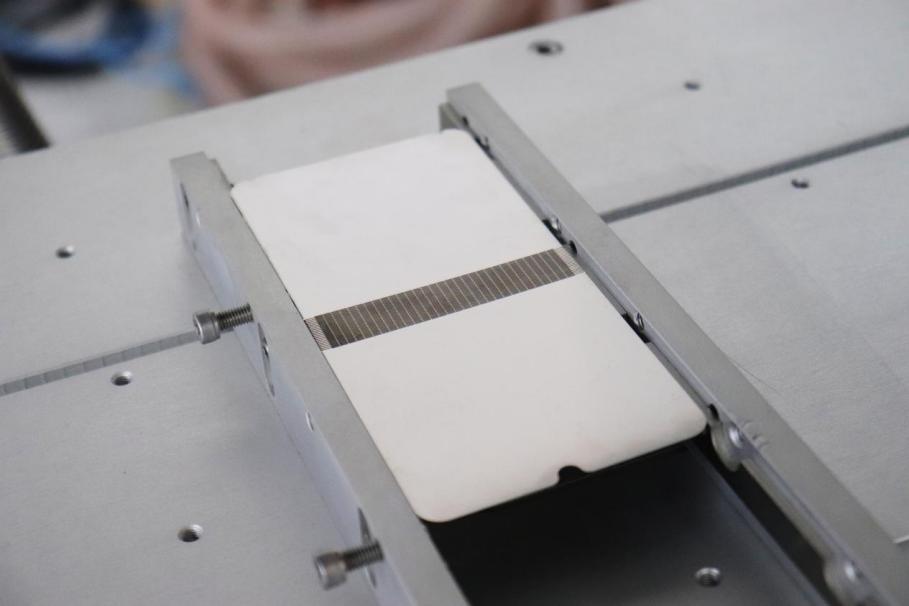 手機(jī)折疊鋼片正面 手機(jī)折疊鋼片正面